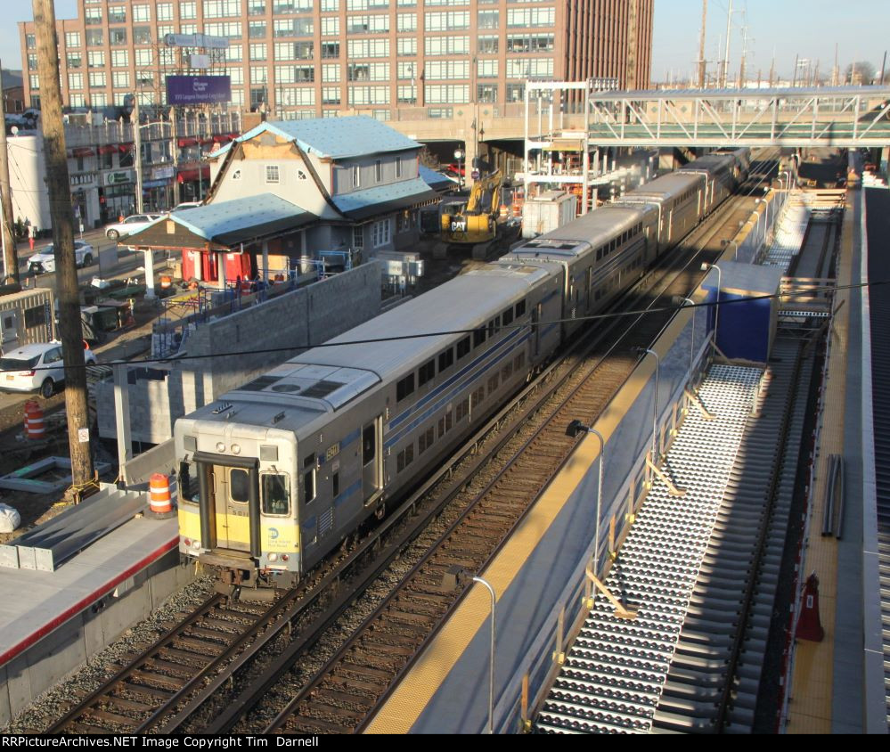 LI 5011 comes west from Oyster Bay.